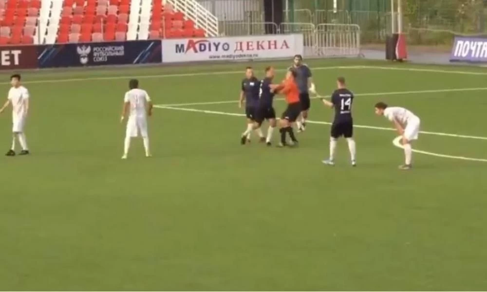 Διαιτητής καλεί σε καυγά ποδοσφαιριστή ως αντίποινα για μπουνιά που έδωσε σε ρέφερι (βίντεο)